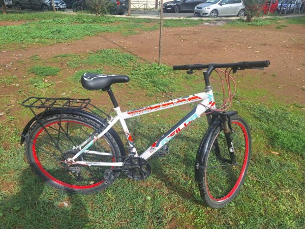 Tirane, shes biciklete Meilda 8600 e bardhë 1 €