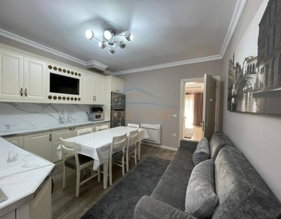 Tirane, jepet me qera apartament 3+1 Kati 2, 150 m² 600 € (Fresk)