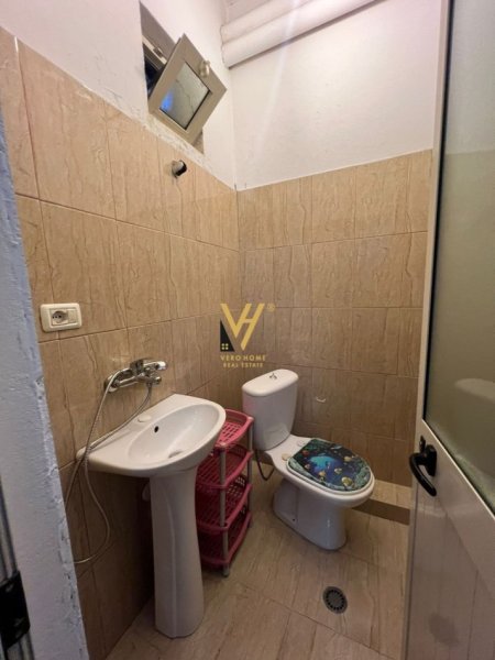 Tirane, jepet me qera apartament 1+1+Ballkon Kati 1, 64 m² 600 € (QENDER)