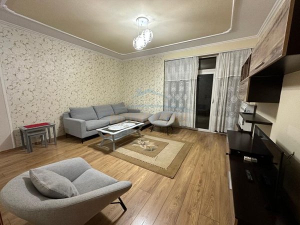 Tirane, jepet me qera apartament 2+1+Ballkon Kati 5, 100 m² 800 € (Toptani)