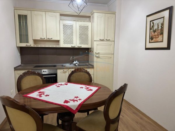 Tirane, jepet me qera apartament 2+1+Ballkon Kati 5, 100 m² 800 € (Toptani)