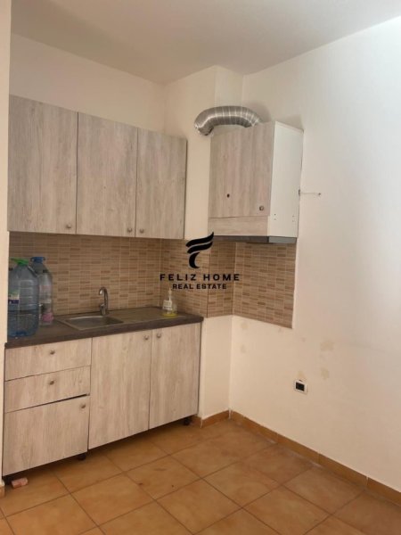 Tirane, jepet me qera apartament 2+1 Kati 8, 82 m² 350 € (YZBERISHT)