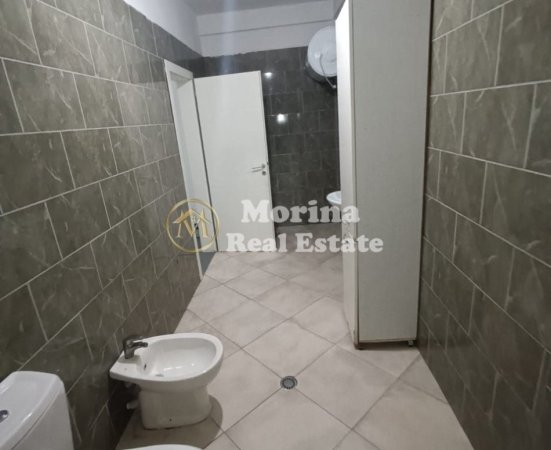 Tirane, jepet me qera apartament 2+1 Kati 3, 140 m² 300 € (Kompleksi/Tom Doshit)