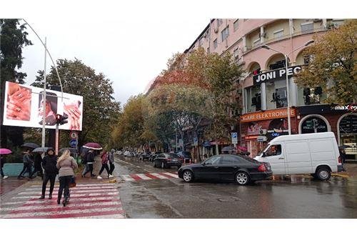 Tirane, shitet dyqan Kati 0, 35 m² 90.000 € (Myslym Shyri)