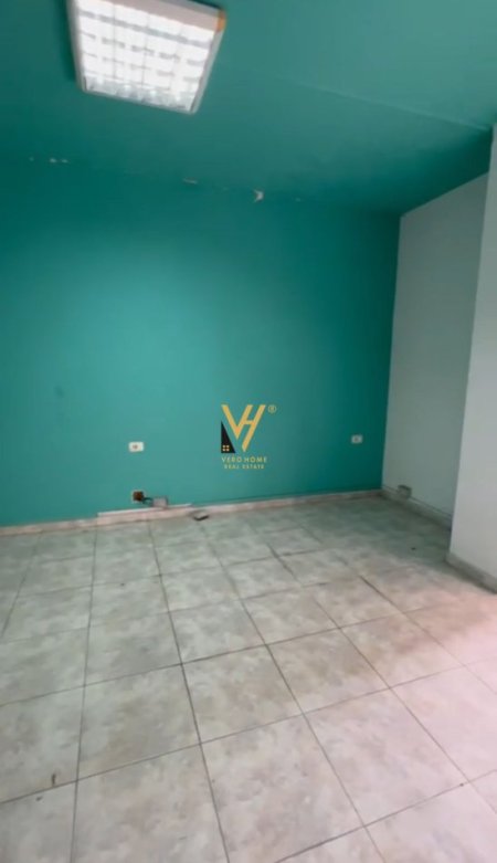 Tirane, shitet dyqan Kati 0, 140 m² 100.000 € (BRRYL)