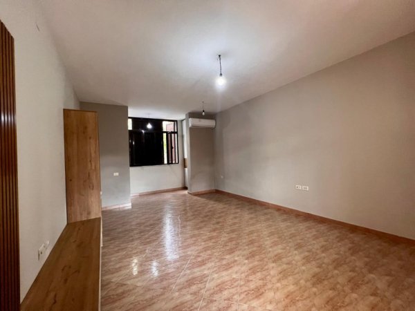 Tirane, jepet me qera Vile 3+1+Ballkon Kati 3, 300 m² 700 € (Vilat Gjermane)