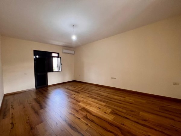 Tirane, jepet me qera Vile 3+1+Ballkon Kati 3, 300 m² 700 € (Vilat Gjermane)