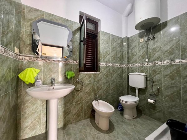 Tirane, jepet me qera Vile 3+1+Ballkon Kati 3, 300 m² 700 € (Vilat Gjermane)