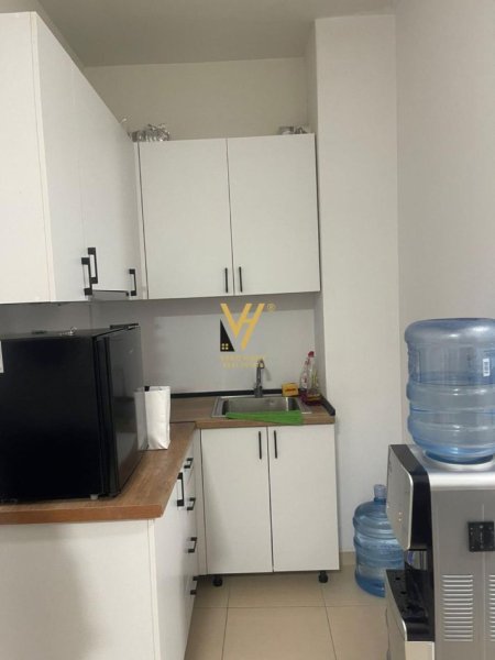 Tirane, jepet me qera zyre Kati 2, 170 m² 1.800 € (RRUGA E KOSOVAREVE)