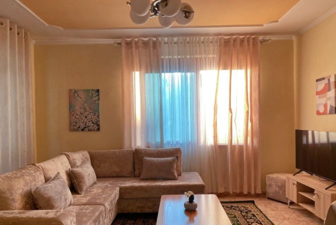 Tirane, jepet me qera apartament 2+1+Ballkon Kati 9, 94 m² 700 € (Stacioni i Trenit)