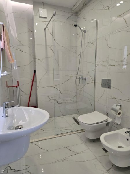 Tirane, jepet me qera apartament 1+1+Ballkon Kati 5, 75 m² 650 € (KOPSHTI BOTANIK)