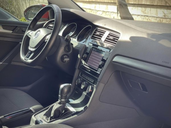 Tirane, shes makine VW GOLF 7 Benzin, e kuqe automatik Kondicioner 77.000 km 13.700 €