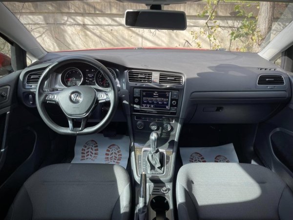 Tirane, shes makine VW GOLF 7 Benzin, e kuqe automatik Kondicioner 77.000 km 13.700 €
