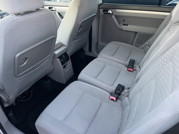 VW TOURAN 1.9 NAFTE 👉 2010 👈 Kambio MANUALE - 5 VENDE 6.000 €