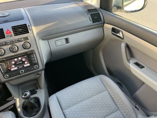 VW TOURAN 1.9 NAFTE 👉 2010 👈 Kambio MANUALE - 5 VENDE 6.000 €