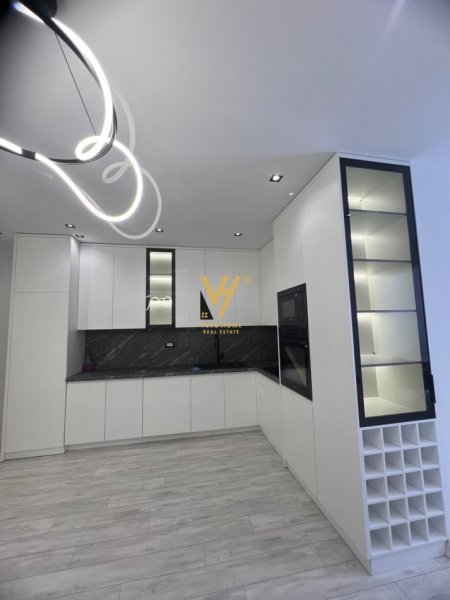 Tirane, jepet me qera apartament 3+1+Ballkon Kati 7, 111 m² 1.250 € (KOMPLEKSI DELIJORGJI)