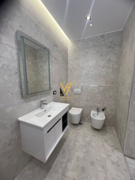 Tirane, jepet me qera apartament 3+1+Ballkon Kati 7, 111 m² 1.250 € (KOMPLEKSI DELIJORGJI)