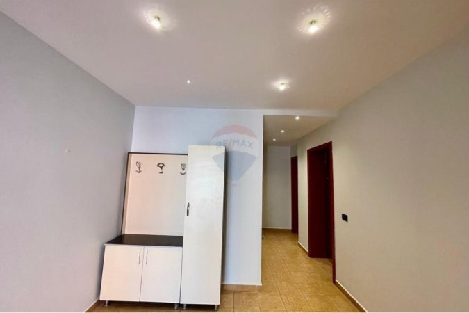 Tirane, jepet me qera apartament Kati 4, 100 m² 700 € (Bllok - Libri Universitar,)