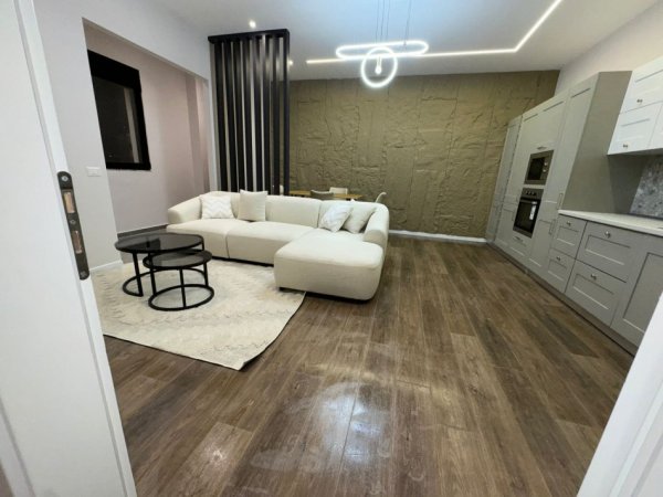 Tirane, jepet me qera apartament 1+1+Ballkon Kati 1, 74 m² 700 € (Afer Kodres se Diellit)