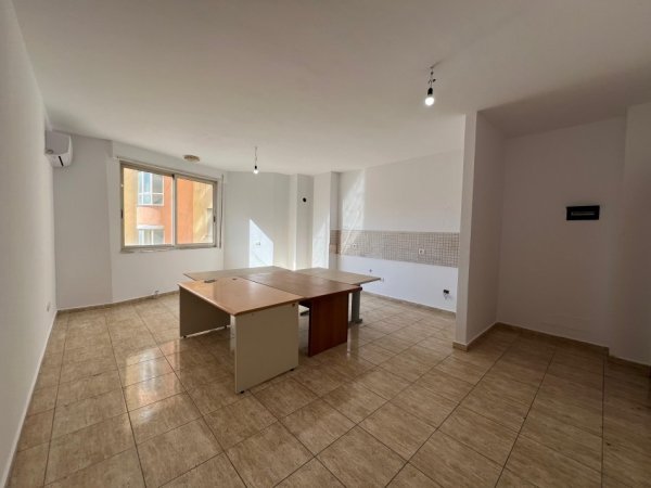 Tirane, jepet me qera apartament 2+1+Ballkon Kati 5, 100 m² 500 € (Selvia)