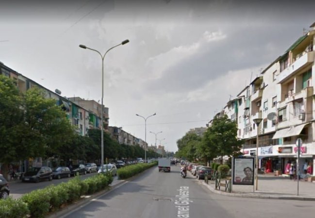 Shitet dyqan te 21 dhjetori buze rruges kryesore  210.000 €