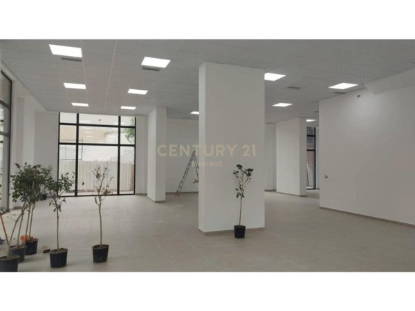 Tirane, shes ambjent biznesi , 418 m² 1.255.000 € (Rruga Barrikadave)