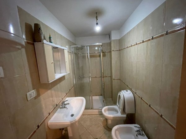Tirane, jepet me qera apartament 1+1 Kati 3, 70 m² 450 € (Oxhaku)