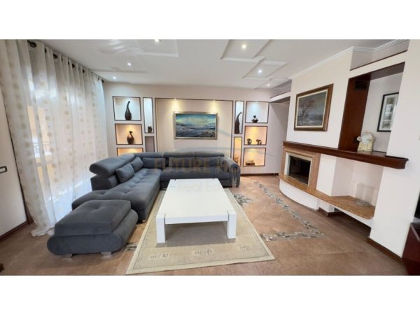 Tirane, jepet me qera apartament 3+1 Kati 8, 200 m² 1.000 € (Komuna E Parisit)