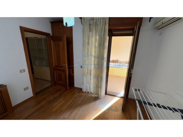 Tirane, jepet me qera apartament 3+1 Kati 8, 200 m² 1.000 € (Komuna E Parisit)