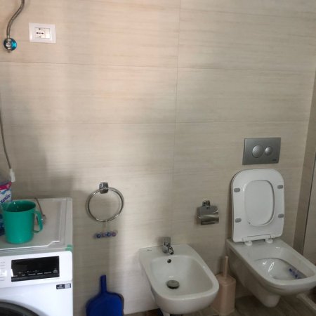 Tirane, jepet me qera apartament 1+1+Ballkon+ 1 depo+ parking, Kati 50'000 leke ne muaj Prane spitalit amerikan 3)