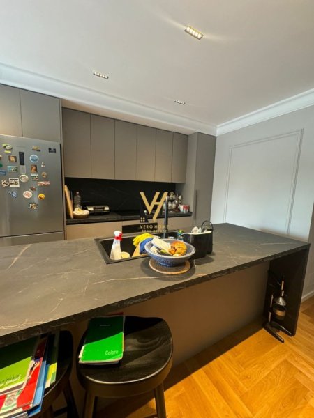 Tirane, shitet apartament 3+1+Ballkon Kati 5, 214 m² 530.000 € (BLLOKU)