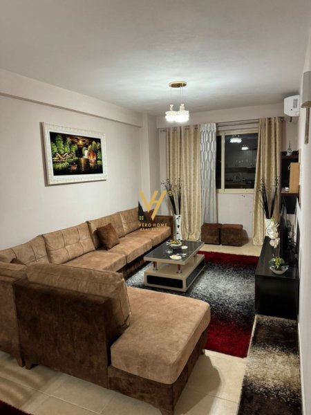 Tirane, jepet me qera apartament 1+1+Ballkon Kati 5, 70 m² 400 € (YZBERISHT)