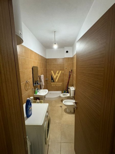 Tirane, jepet me qera apartament 1+1+Ballkon Kati 5, 70 m² 400 € (YZBERISHT)