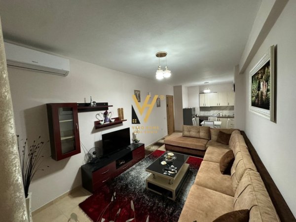 Tirane, jepet me qera apartament 1+1+Ballkon Kati 5, 70 m² 400 € (YZBERISHT)