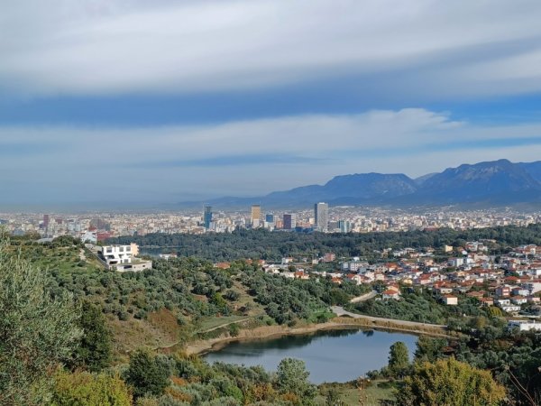 Tirane, shes truall 2.500 m² 520.000 Euro (Mjull Liqeni)