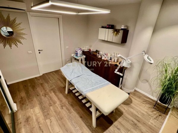 Tirane, shitet ambjent biznesi Kati 2, 221 m² (ish bllok)