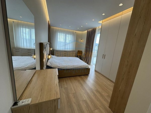 Tirane, jepet me qera 2+1 Kati 8, 115 m² 790 € (LTE)