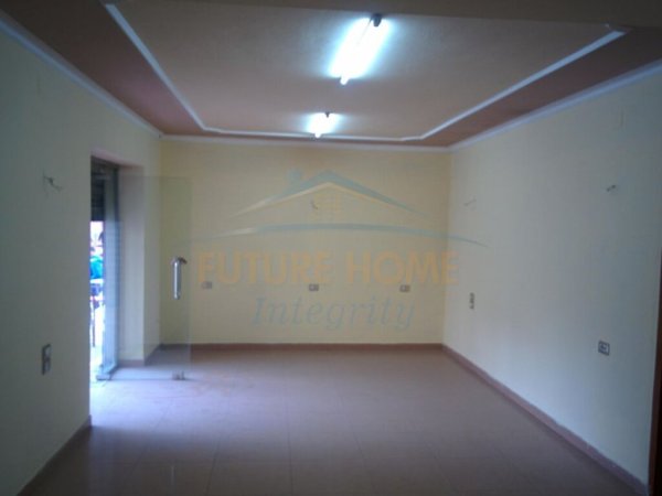 Tirane, shitet ambjent biznesi Kati 0, 51 m² 70.000 € (Rruga Kongresi i Manastirit, Oxhaku)