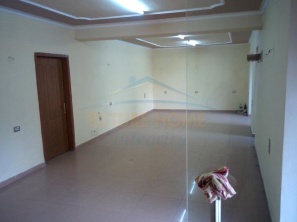 Tirane, shitet ambjent biznesi Kati 0, 51 m² 70.000 € (Rruga Kongresi i Manastirit, Oxhaku)