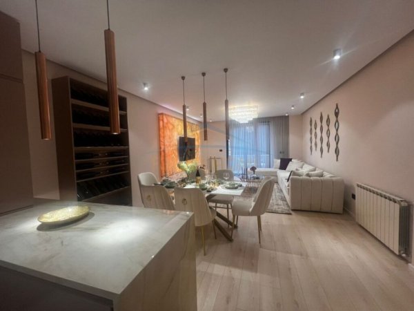 Tirane, jepet me qera apartament 2+1 , 120 m² 2.500 € (prane liqenit thate)