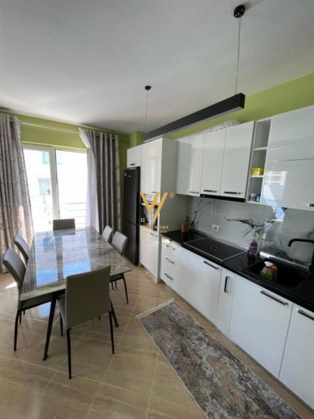 Tirane, jepet me qera apartament 2+1+Ballkon Kati 7, 80 m² 900 € (STACIONI I TRENIT)