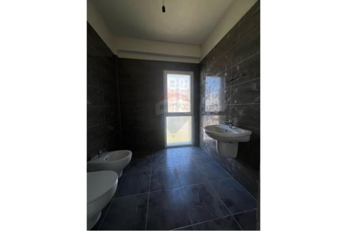 Tirane, shitet apartament 2+1 Kati 3, 103 m² 160.000 € (Emerald Center - Rruga e Dibrës)