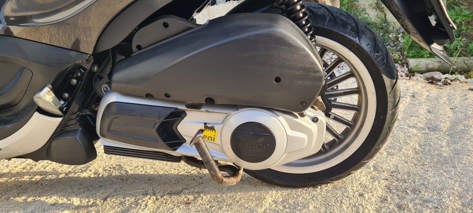 Tirane, shes Scooter Piaggio , gri e erret 68.700 km 3.000 €