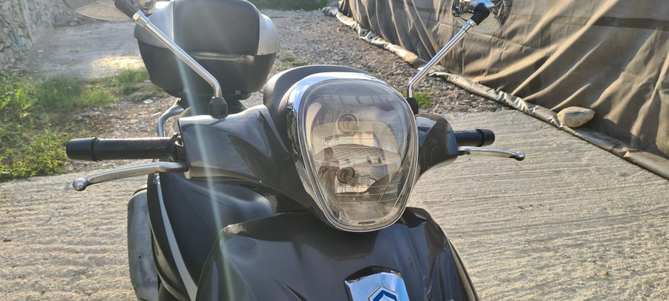 Tirane, shes Scooter Piaggio , gri e erret 68.700 km 3.000 €