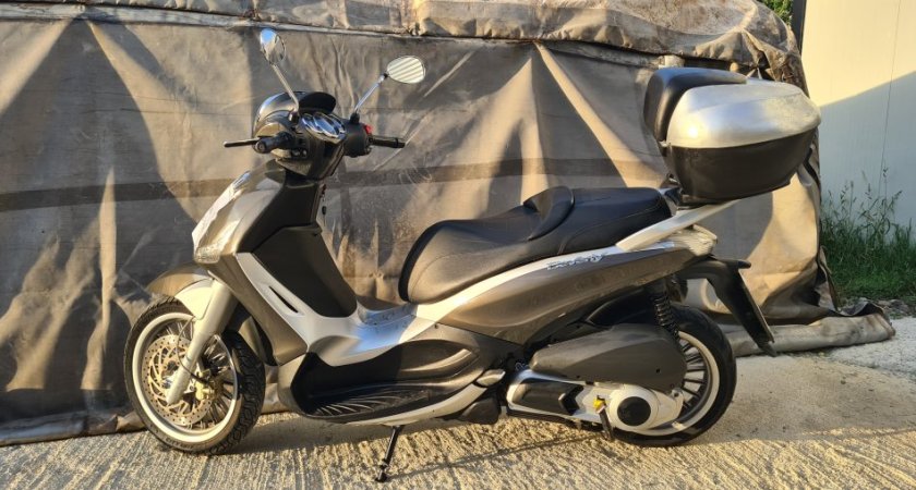 Tirane, shes Scooter Piaggio , gri e erret 68.700 km 3.000 €
