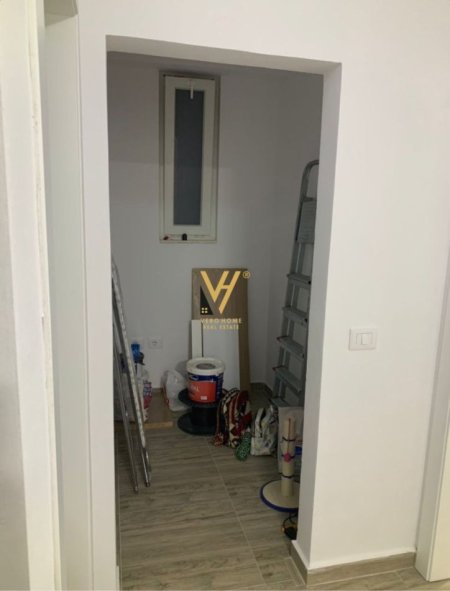 Tirane, jepet me qera apartament 1+1+Ballkon Kati 4, 75 m² 550 € (YZBERISHT)