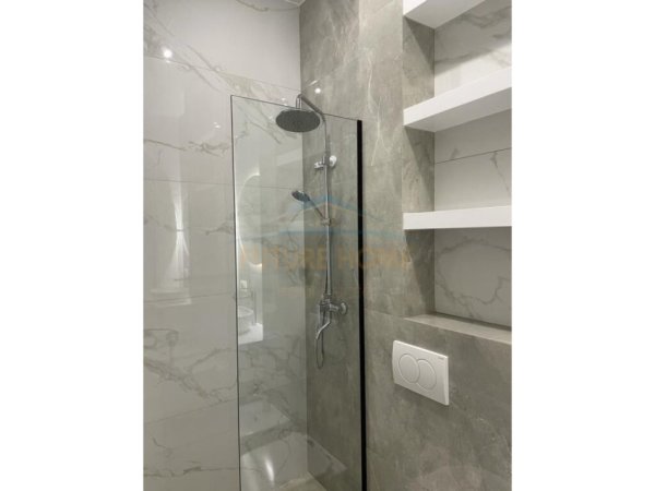 Tirane, jepet me qera apartament 1+1+Ballkon Kati 3, 70 m² 900 € (RRUGA E KOSOVAREVE)