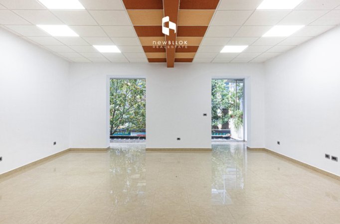 Me Qira: Zyre  | 100m2 |+ Depo ( 15m2 ) 📍  Blloku - Tribeca | 1200€/muaj |  ( me Pamje nga Rruga ) 100% e Rikonstruktuar, mundesi Reklamimi nga Rruga