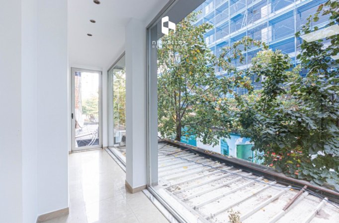 Me Qira: Zyre  | 100m2 |+ Depo ( 15m2 ) 📍  Blloku - Tribeca | 1200€/muaj |  ( me Pamje nga Rruga ) 100% e Rikonstruktuar, mundesi Reklamimi nga Rruga