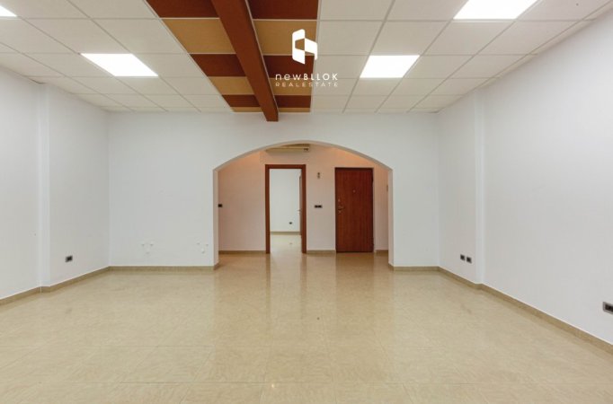 Me Qira: Zyre  | 100m2 |+ Depo ( 15m2 ) 📍  Blloku - Tribeca | 1200€/muaj |  ( me Pamje nga Rruga ) 100% e Rikonstruktuar, mundesi Reklamimi nga Rruga